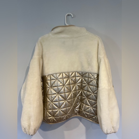 UGG Marlene Quilted Jacket 🔥
Metallic - Picture 15 of 16